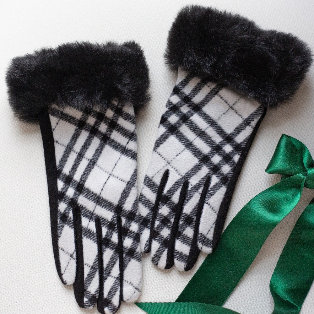 NWT Womens Plaid Gloves Text Touchscreen WhiteBlack Faux Fur Trim Classic Tartan